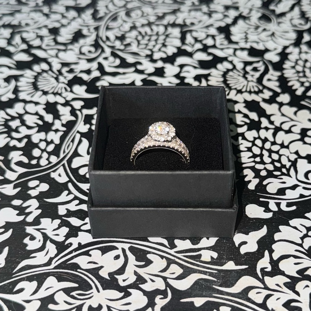 Elegant Silver Ring with Brilliant Solitaire